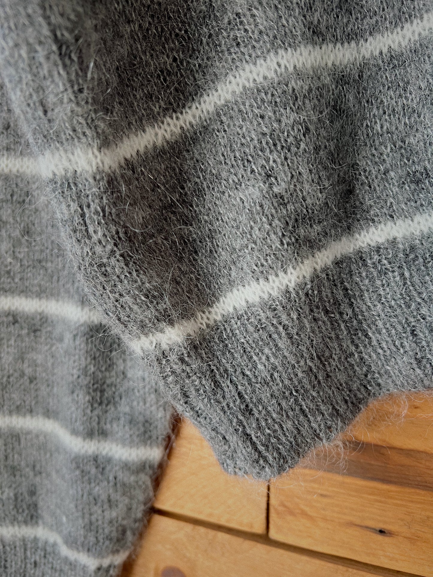 V領條紋羊毛針織上衣